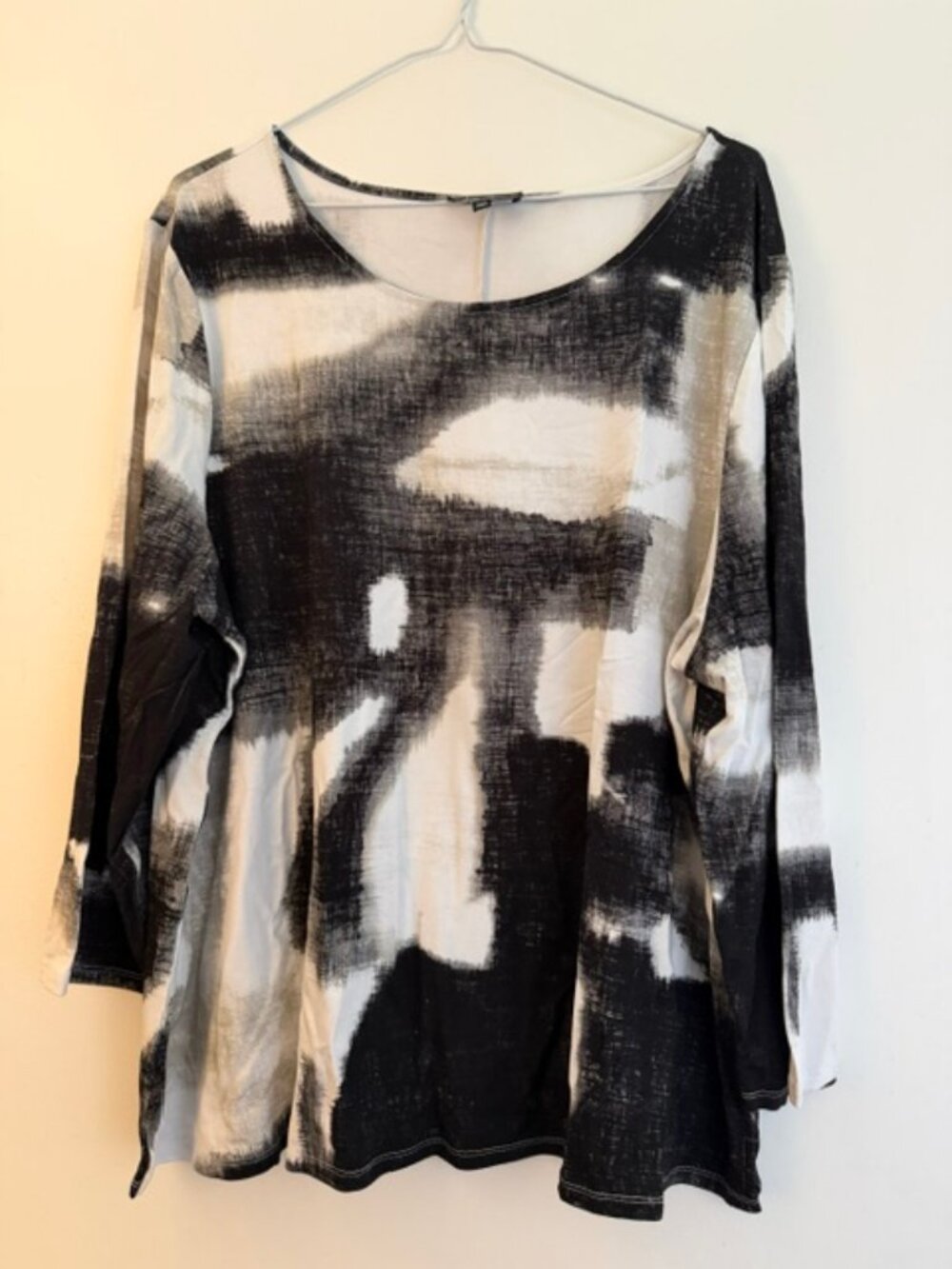 Black and White 3/4 length sleeve top